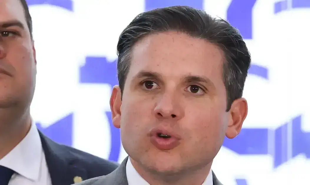 Hugo Motta solicita ao governo retirada de urgência do PL 6x1 na Câmara