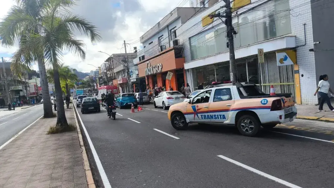 Motociclista se feriu em acidente com dois carros na Avenida João Pinheiro