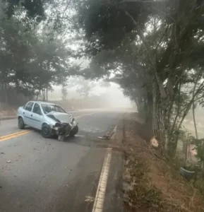Motorista sofre ferimentos após colisão com árvore em Itabira