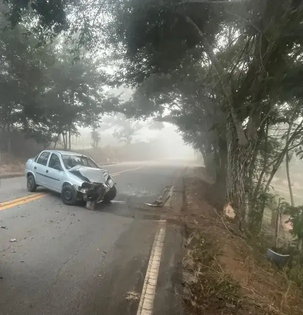 Motorista sofre ferimentos após colisão com árvore em Itabira