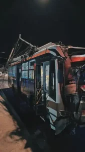 Ônibus sem controle atinge veículos e derruba poste na Avenida Amazonas em BH