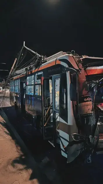 Ônibus sem controle atinge veículos e derruba poste na Avenida Amazonas em BH