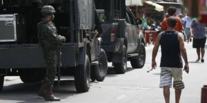 Polícia cumpre 56 mandados de prisão na Favela da Maré, Rio de Janeiro