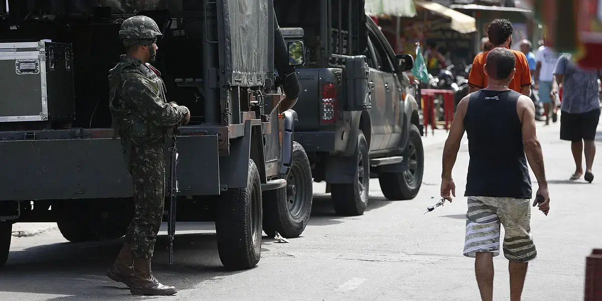 Polícia cumpre 56 mandados de prisão na Favela da Maré, Rio de Janeiro