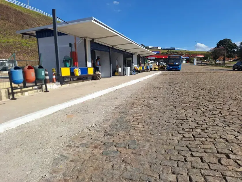 Prefeitura acompanha adaptação do novo ponto de embarque e promete melhorias