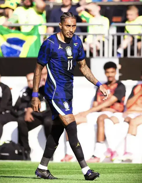 Raphinha é reavaliado após dor na coxa direita durante jogo da Copa