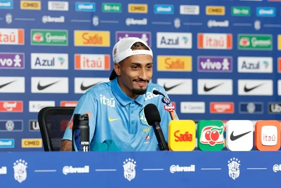 Raphinha exalta Ancelotti e almeja crescimento na Seleção Brasileira Raphinha exalta Ancelotti e almeja crescimento na Seleção Brasileira