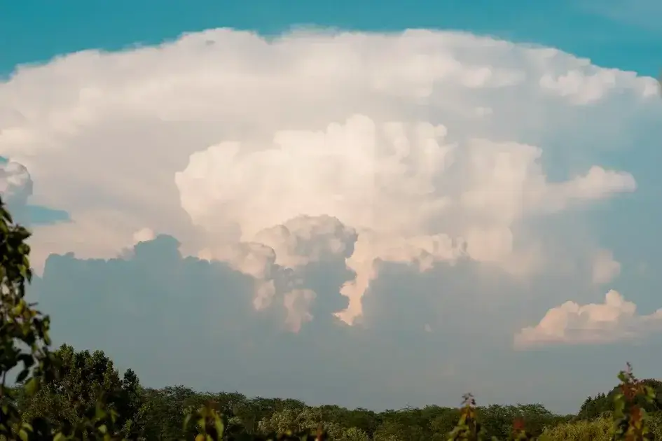 Sábado em Minas Gerais: clima ameno e céu com nuvens