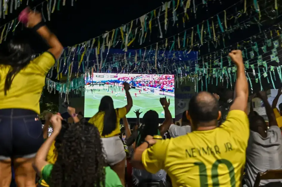 Torcedores se reúnem no projeto “Nossa Rua é Hexa” para a partida Brasil x Escócia Torcedores se reúnem no projeto "Nossa Rua é Hexa" para a partida Brasil x Escócia