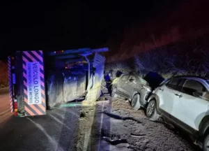 Acidente com carreta-cegonha na BR-262 deixa feridos em São Domingos do Prata