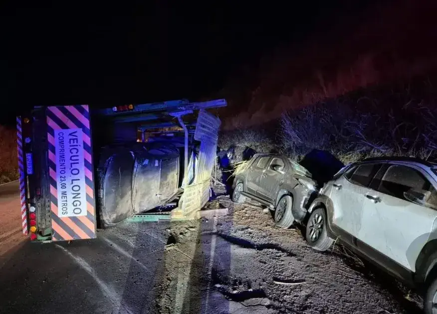 Acidente com carreta-cegonha na BR-262 deixa feridos em São Domingos do Prata