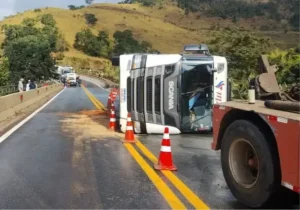 Acidente com carreta interdita BR-381 em Nova Era; trânsito em sistema 'pare e siga'