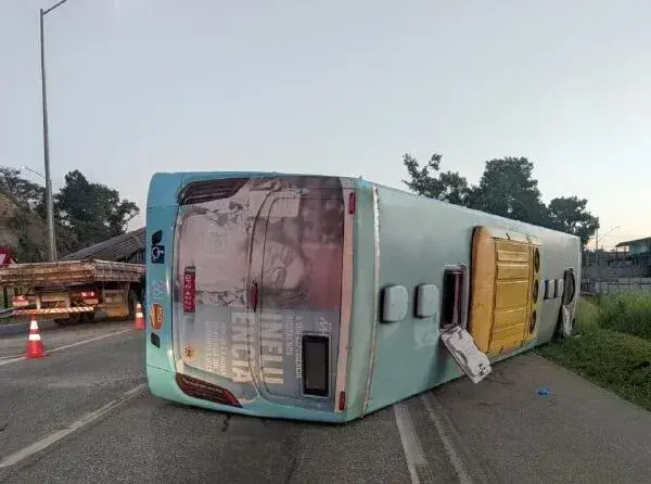 Acidente com ônibus na BR-040 deixa 21 feridos em Ribeirão das Neves