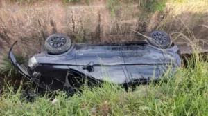 Acidente em Ribeirão das Neves: carro capota e cai em córrego