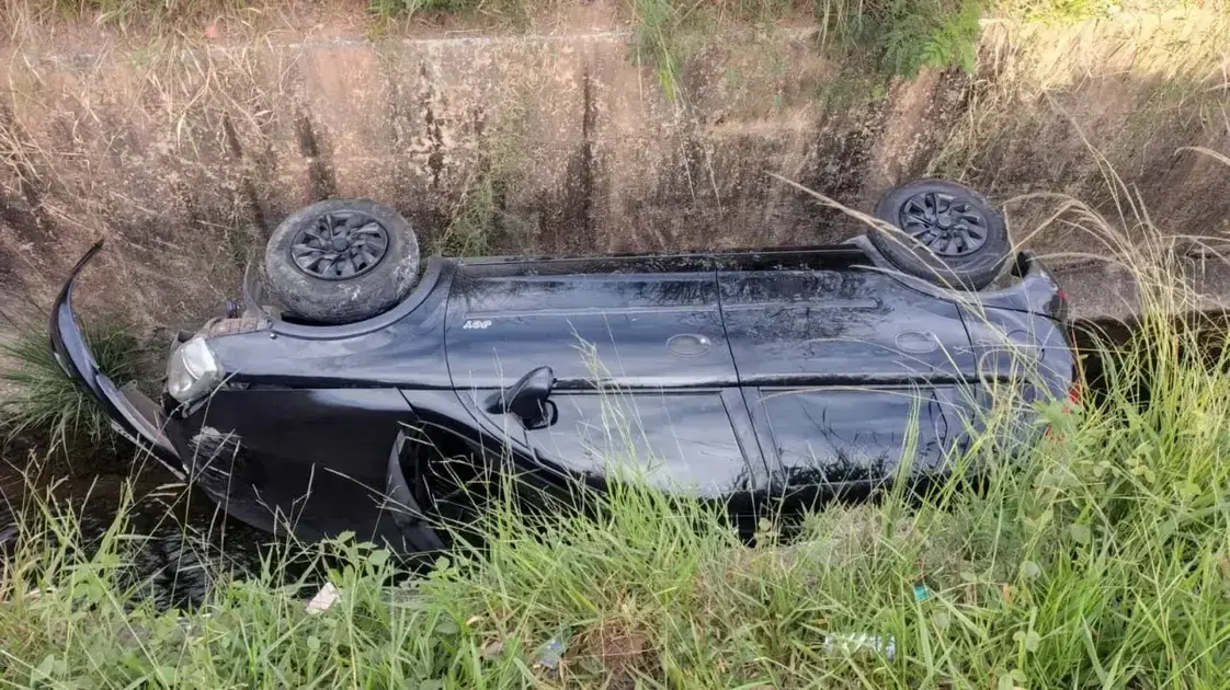Acidente em Ribeirão das Neves: carro capota e cai em córrego