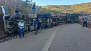 Acidente na BR-381: carreta tomba e motoristafica preso