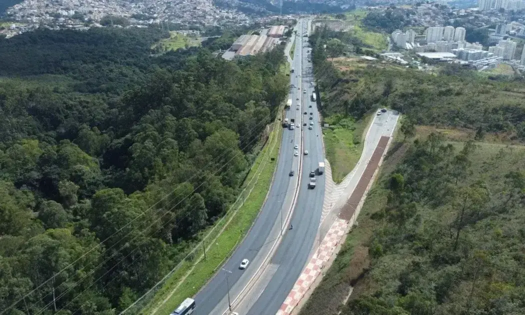 Acidente no Anel Rodoviário de BH causa lentidão e faixas interditadas