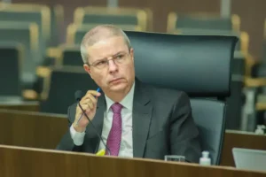 Anastasia pleiteia aumento nas gratificações no TCU