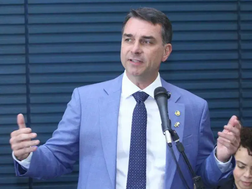 Antes só do que mal acompanhado: uma reflexão sobre política e relações sociais Antes só do que mal acompanhado: uma reflexão sobre política e relações sociais
