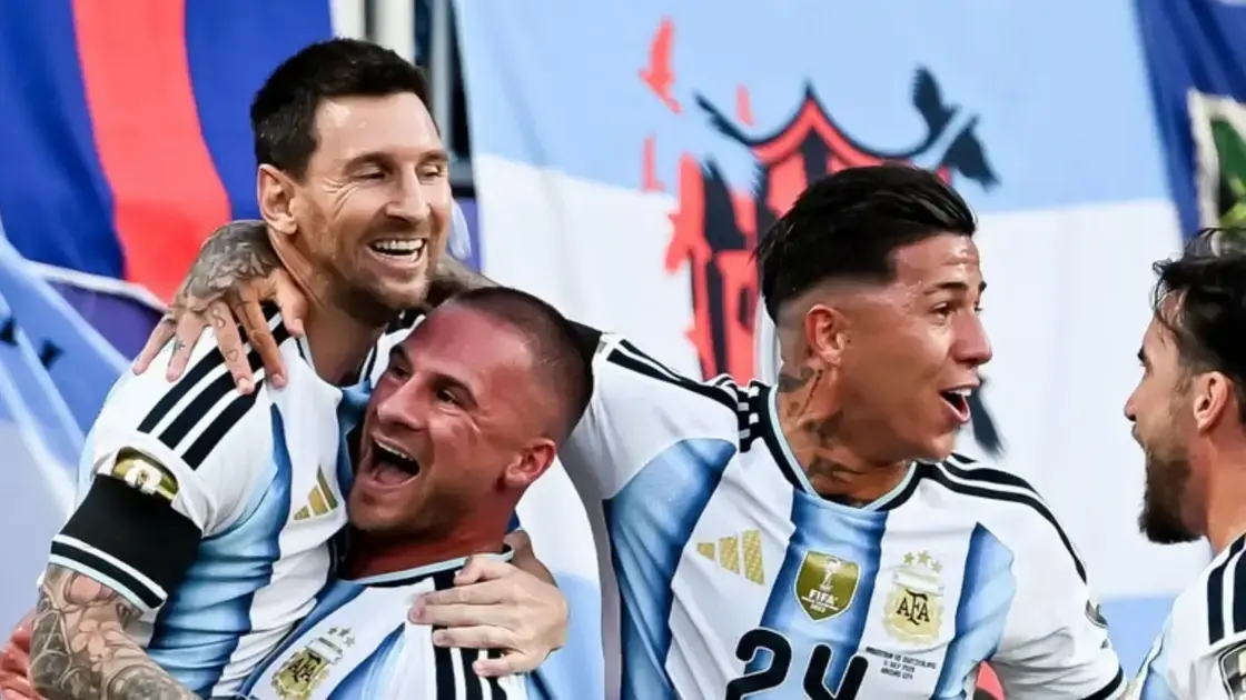Argentina vence Inglaterra e enfrenta a Espanha na final da Copa do Mundo de 2026