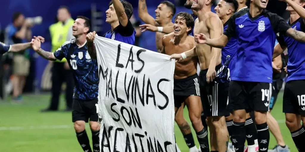 Ato de jogadores argentinos gera polêmica sobre as Ilhas Malvinas Ato de jogadores argentinos gera polêmica sobre as Ilhas Malvinas