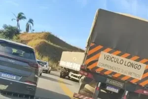 Carreta bitrem interdita MGC-120 após acidente entre Itabira e Nova Era