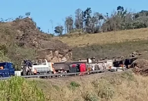Carreta tomba na BR-381 em São Gonçalo do Rio Abaixo; pista interditada