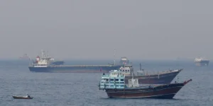 Conflito EUA-Irã: novos ataques e explosões de petroleiros no Ormuz