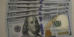 Dólar recua para R$ 5,13 e Ibovespa fecha em queda em dia de ajustes