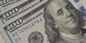 Dólar se aproxima de R$ 5,10 em meio a tensão global e tarifaço