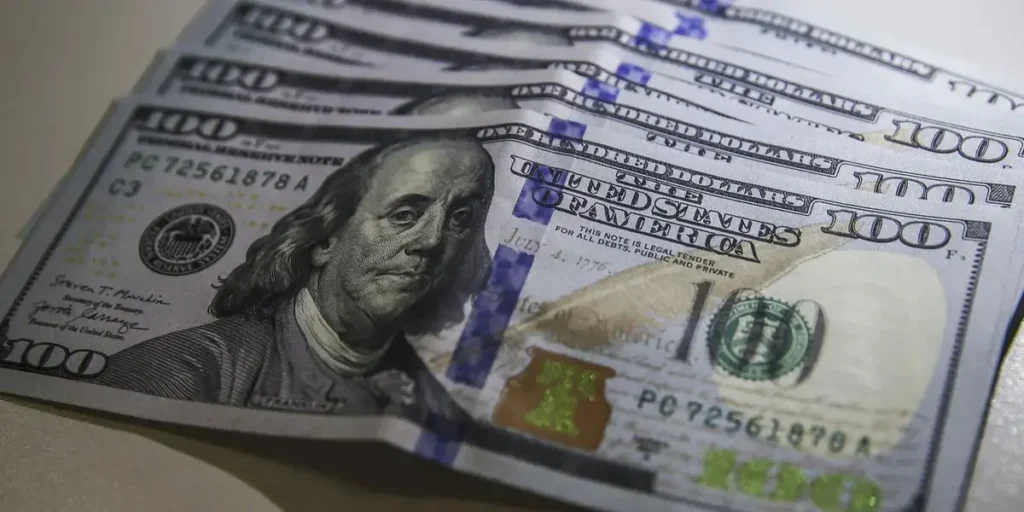 Dólar se estabiliza a R$ 5,08, mas registra queda semanal de 0,58%