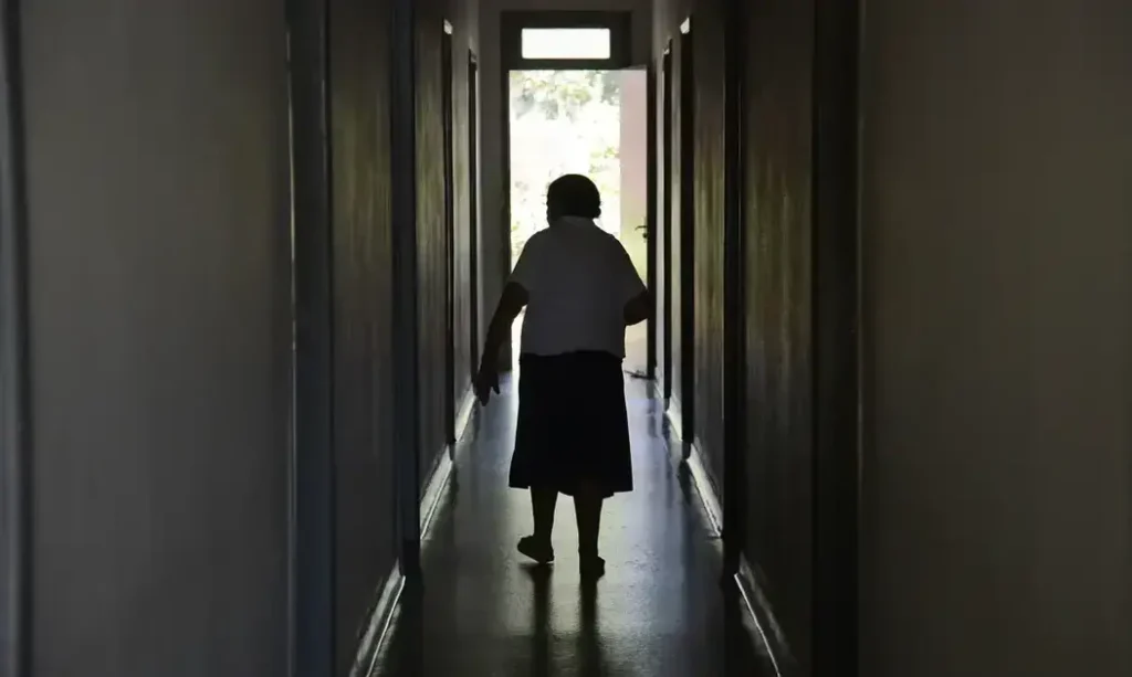 Estudo revela que mulheres representam 67% dos casos de Alzheimer; sintomas podem iniciar antes dos 50 anos