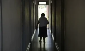 Estudo revela que mulheres representam 67% dos casos de Alzheimer; sintomas podem iniciar antes dos 50 anos