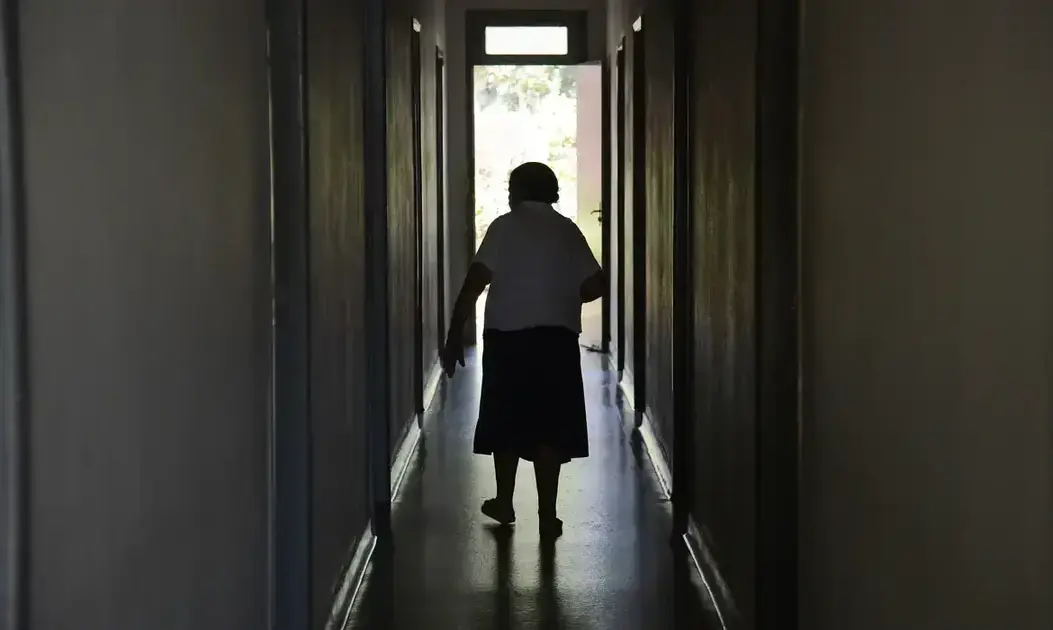 Estudo revela que mulheres representam 67% dos casos de Alzheimer; sintomas podem iniciar antes dos 50 anos