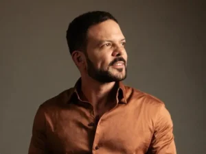 Flávio Bolsonaro busca aliança com Tarcísio de Freitas em campanha eleitoral