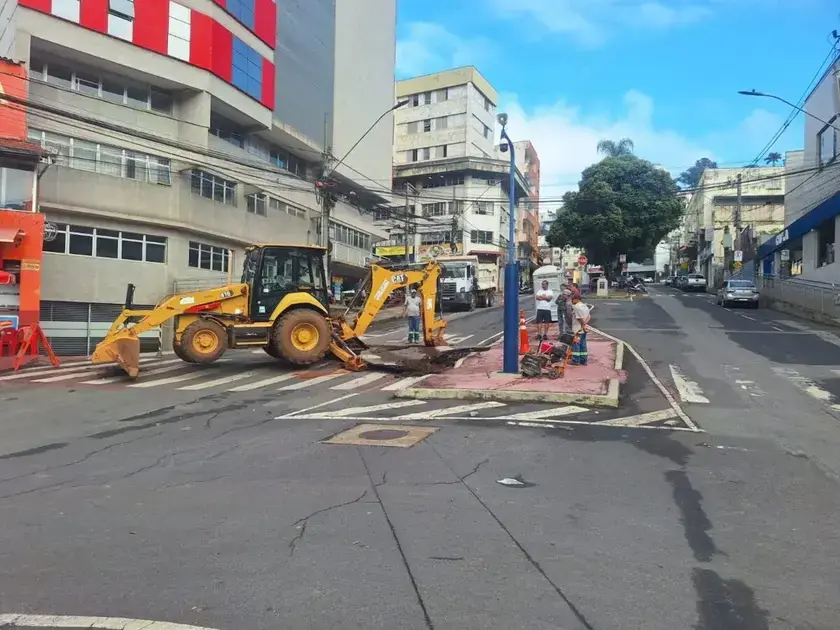 Interdição da Avenida Daniel Jardim de Grisolia por Obras de Drenagem em Itabira
