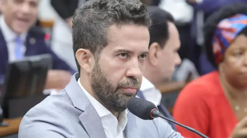 Justiça solicita esclarecimentos a Janones sobre acusações a Michelle