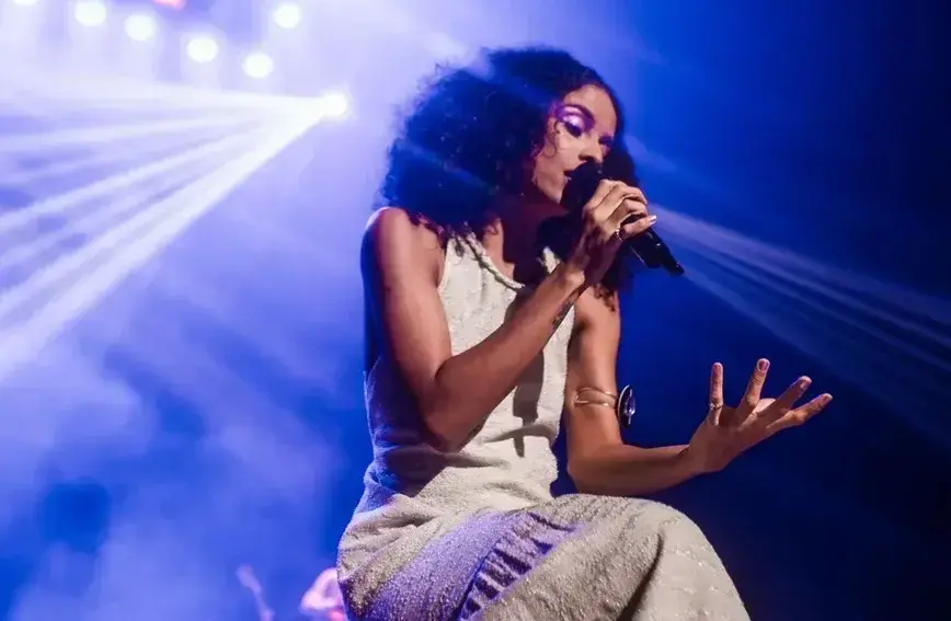 Laura Catarina homenageia Vander Lee em show especial no Festival de Inverno de Itabira