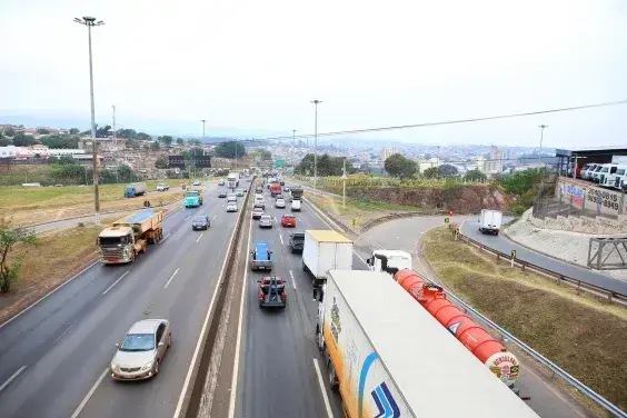 Motociclista de 23 anos falece após colisão com caminhão em BH