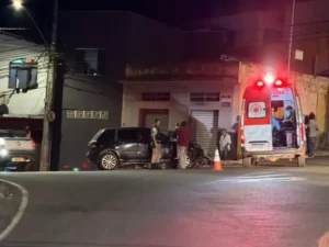 Motociclista de 39 anos é socorrido após colisão com carro em Itabira