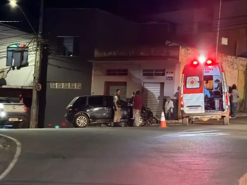 Motociclista de 39 anos é socorrido após colisão com carro em Itabira