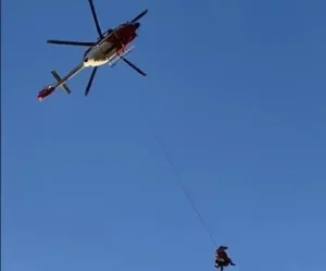 Mulher socorrida por helicóptero após queda em trilha na cachoeira de Macacos