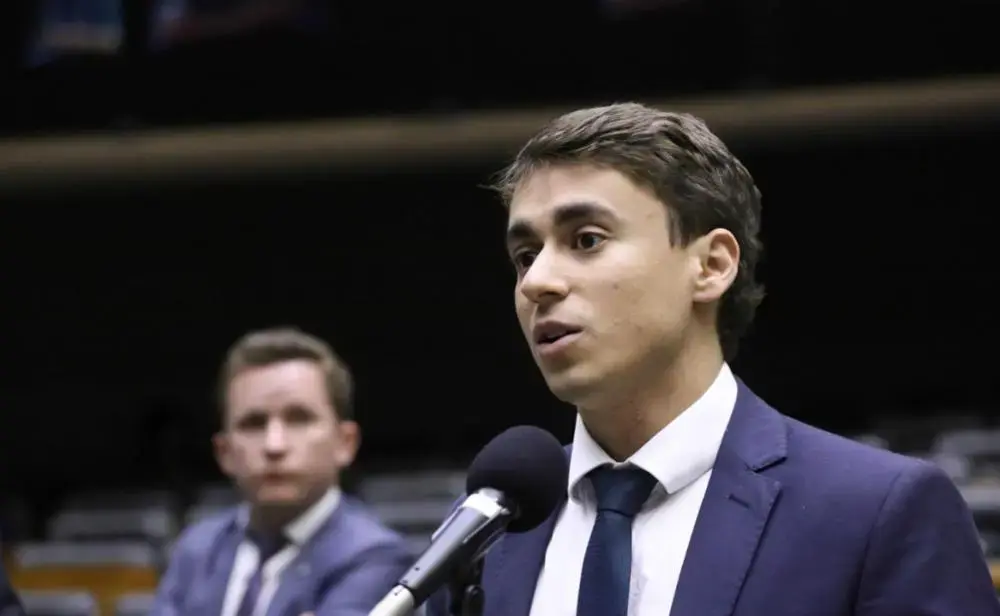Nikolas Ferreira se envolve em debate entre Flávio e Michelle Bolsonaro Nikolas Ferreira se envolve em debate entre Flávio e Michelle Bolsonaro