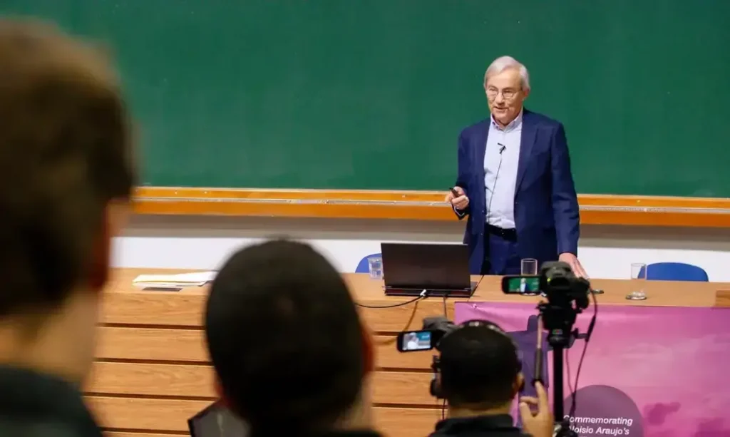 Nobel de Economia destaca que o impacto da IA no emprego é subestimado Nobel de Economia destaca que o impacto da IA no emprego é subestimado