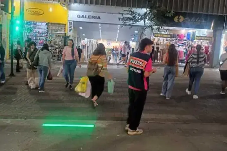 Novo semáforo com luzes de LED facilita travessia de pedestres em BH