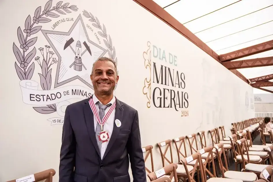 Prefeito Geraldo Abade é agraciado com a Medalha Minas Gerais em Mariana Prefeito Geraldo Abade é agraciado com a Medalha Minas Gerais em Mariana
