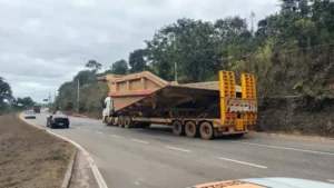 Transporte de carga especial gera lentidão nas MG-434 e MG-129 entre São Gonçalo do Rio Abaixo e Itabira