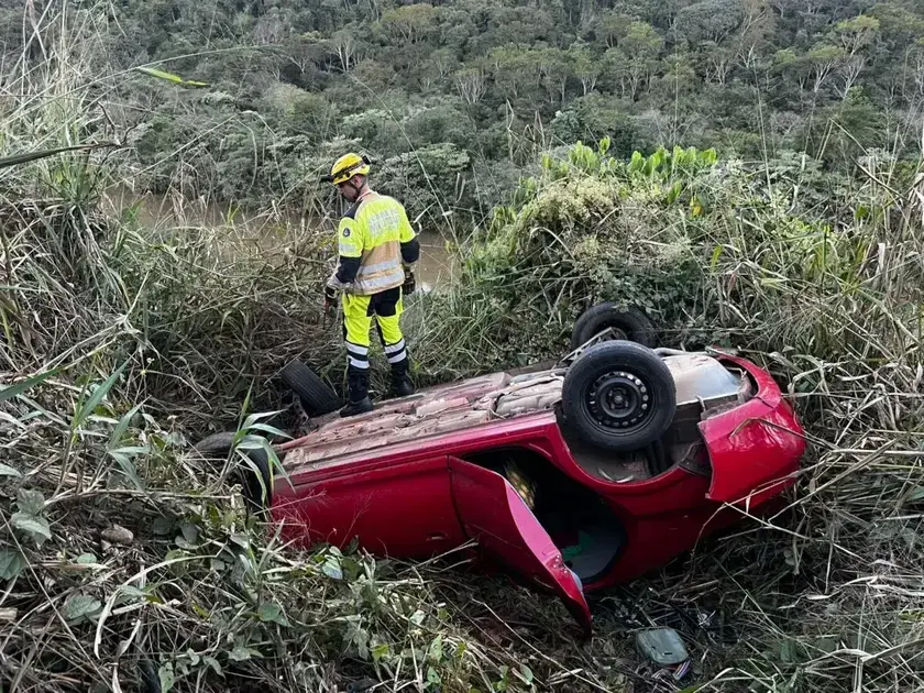 Veículo capota em ribanceira de 20 metros em João Monlevade; motorista desaparecido
