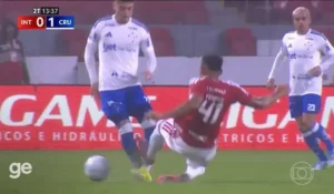 Victor Gabriel pode ser suspenso após entrada dura em Gabriel Pec