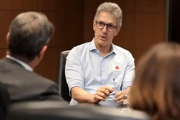 Zema discute questões políticas em sabatina com checagem ao vivo